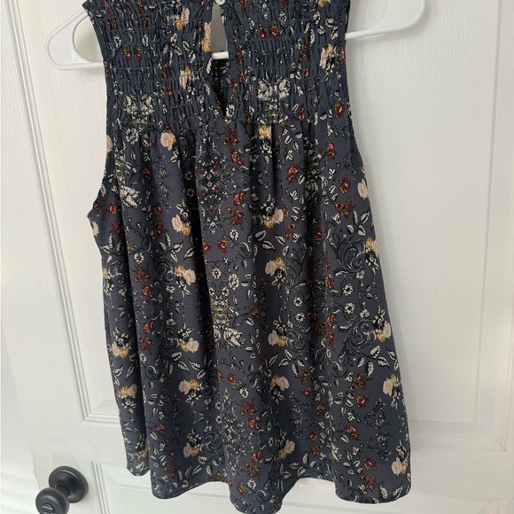 Elegant Floral Sleeveless Blouse - Black - Picture 6 of 8